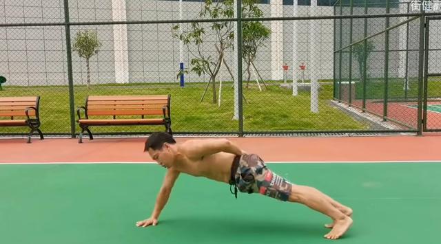 牛人锻炼动作：如何做好单手俯卧撑