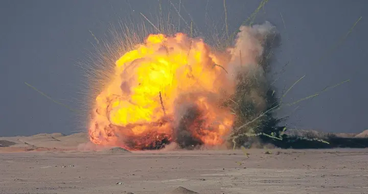美媒：中国狂造炸药之王“CL-20”，列装先进武器，美会头破血流