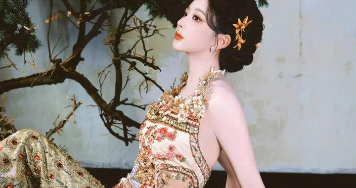 孔雪儿金色刺绣礼服搭配粉色兰花，完美诠释了独特的东方美学韵味