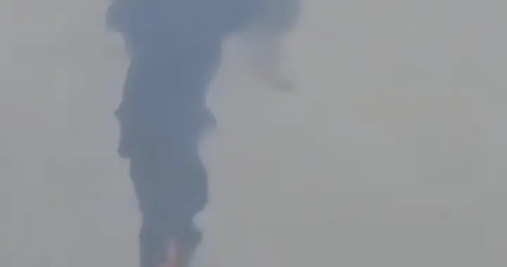 直接掀桌！伊朗全面反击，美军基地一片火海，海峡封锁震动世界