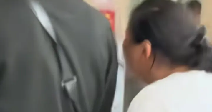 妈妈一辈子没见过儿子的模样，却养出了最帅的孩子
