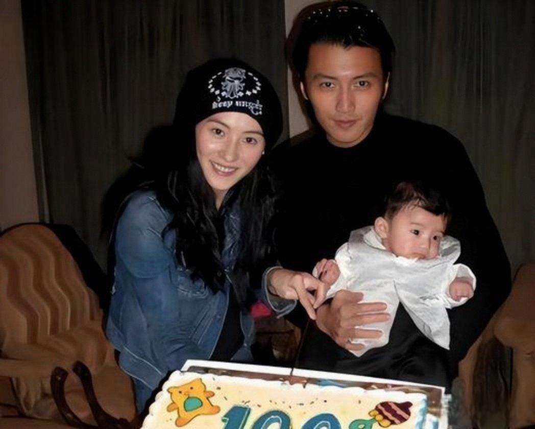谢霆锋屡缺席儿子生日，张柏芝红馆封神：双标式父母，谁在绑架谁？