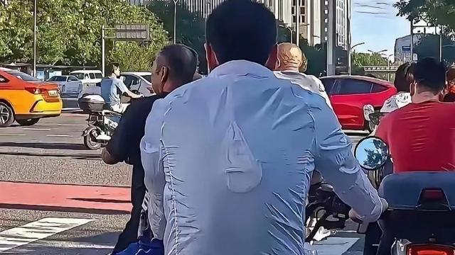 烟花呀灬：兄弟，这下妥，大伙都晓得你成家