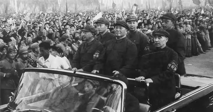 我敢说，能把这辆车上的人认出一半，历史绝对不会差！