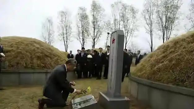 观澜知政：王毅单膝跪地向志愿军先烈献花！