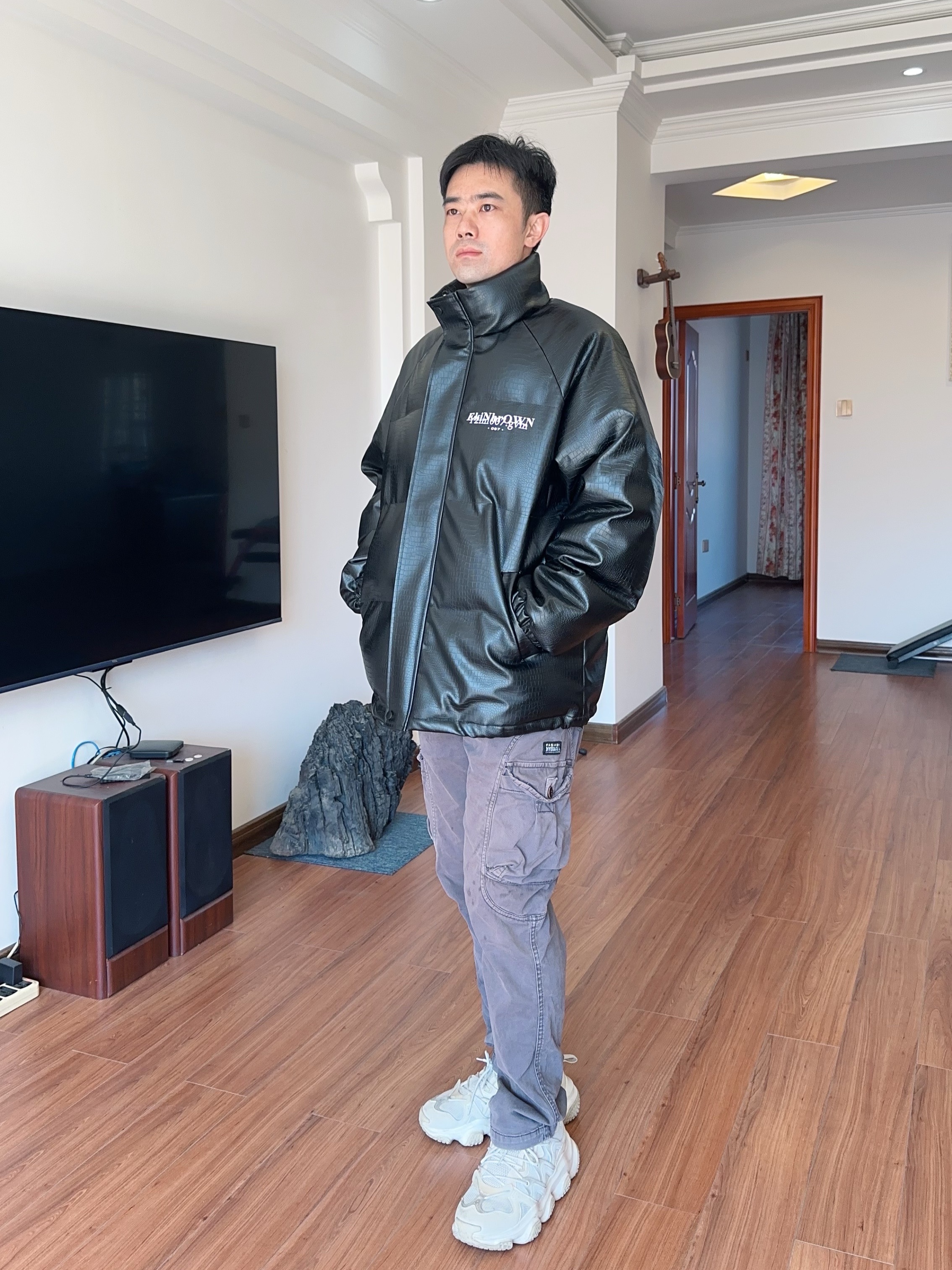 无性别羽绒服穿搭，黑色鳄鱼纹更显高级感！
