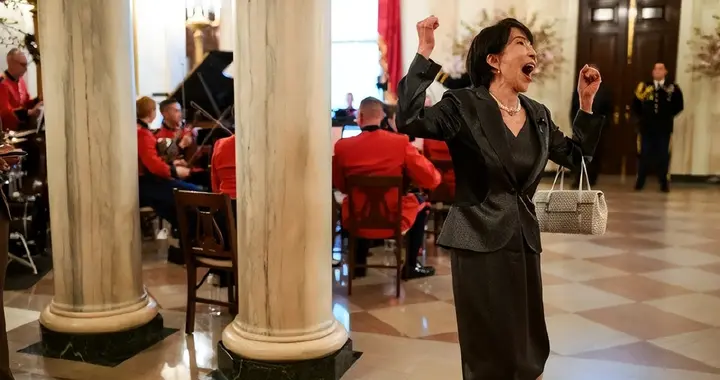 高市早苗访美反遭羞辱，日政客替首相出头，要求特朗普“拜鬼”