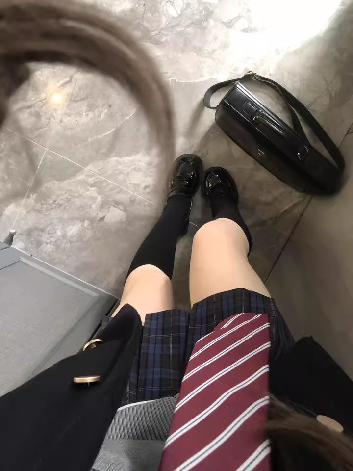 之前买的小腿袜总掉，这个不会下滑，蹦一天
