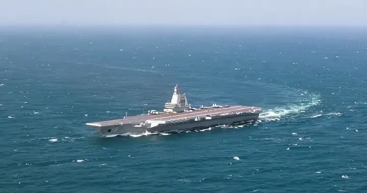 福建舰孤身北上？过台湾海峡时遭台军F-16偷拍，甲板上没有舰载机
