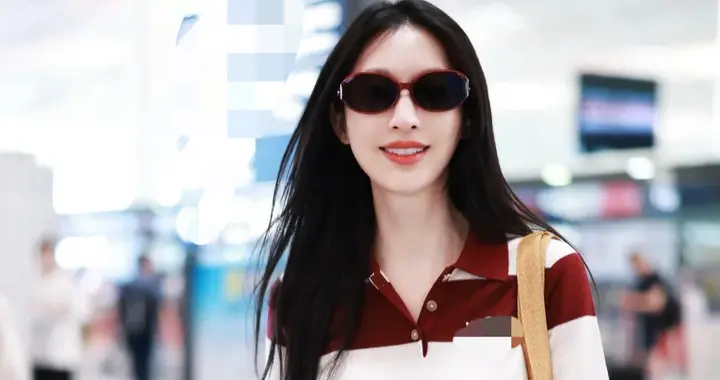 张俪会穿是数一数二的！条纹polo衫+弯刀牛仔裤，时髦洋气又减龄