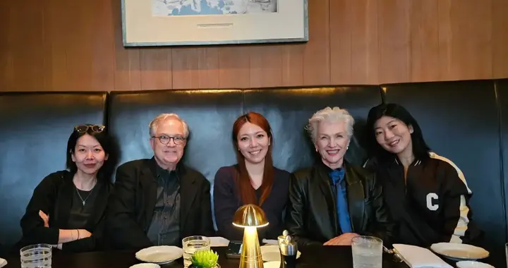 七旬梅耶马斯克又来北京，穿墨绿色套装亮相清华，彰显贵气又减龄