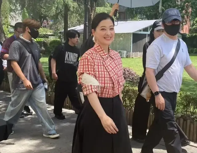 50岁梅婷南京被偶遇，路人视角暴露真实状态，面色红润真不像50