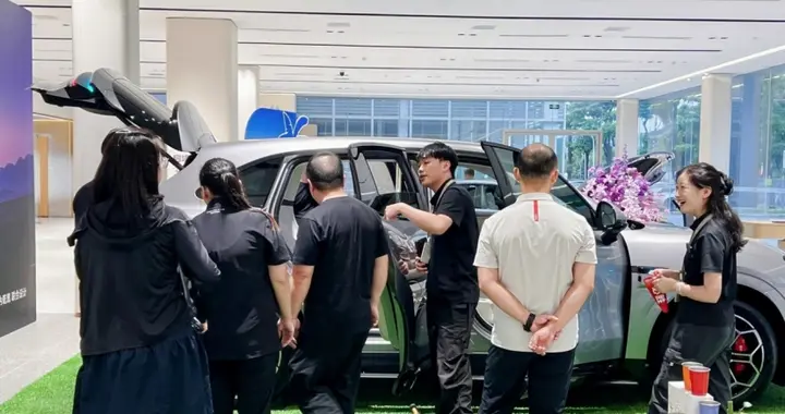 到店看启境GX7，特意问了质保细则，销售说三电空悬都包含