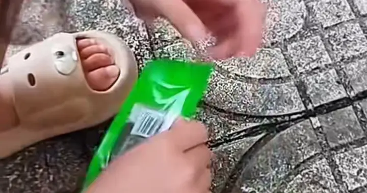 零食肉干掉地上蚂蚁吃完全毙命，孩子常吃的小零食还敢放心买吗？