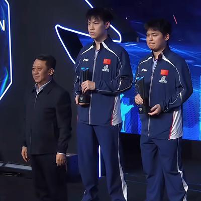 生活会更好：颁奖台上，林诗栋嘴唇绷得紧紧