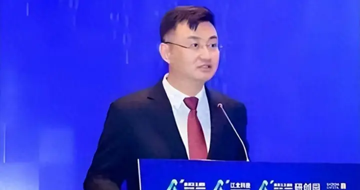 一个都跑不掉！华为600万年薪高管，带13人偷芯片，如今下场解气