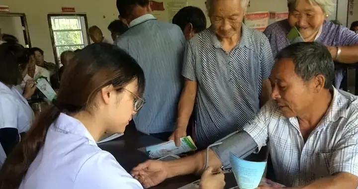 发现一个奇怪现象：乡镇卫生院除了没有病人，真的其他什么都有？