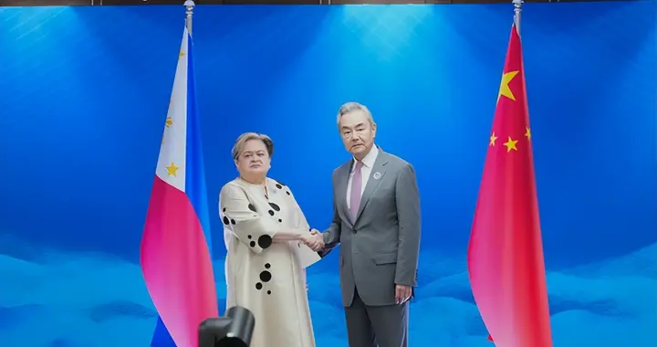 菲外长当面说了软话，中方直接撂下句话，是打是和就在一念之差