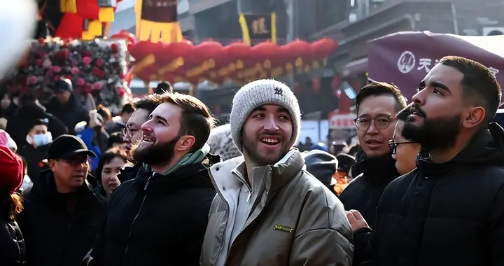 西方滤镜破碎！美游客拒不回国，死磕2400小时，这记耳光打得太响