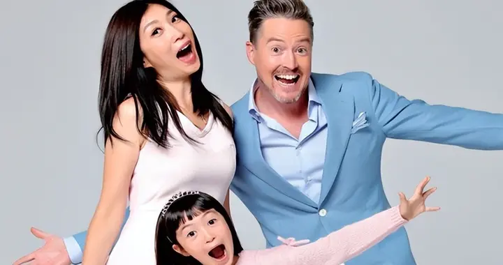 70后夏克立抱娃出街，头发花白、脸上皱纹也多，54岁状态确实显老