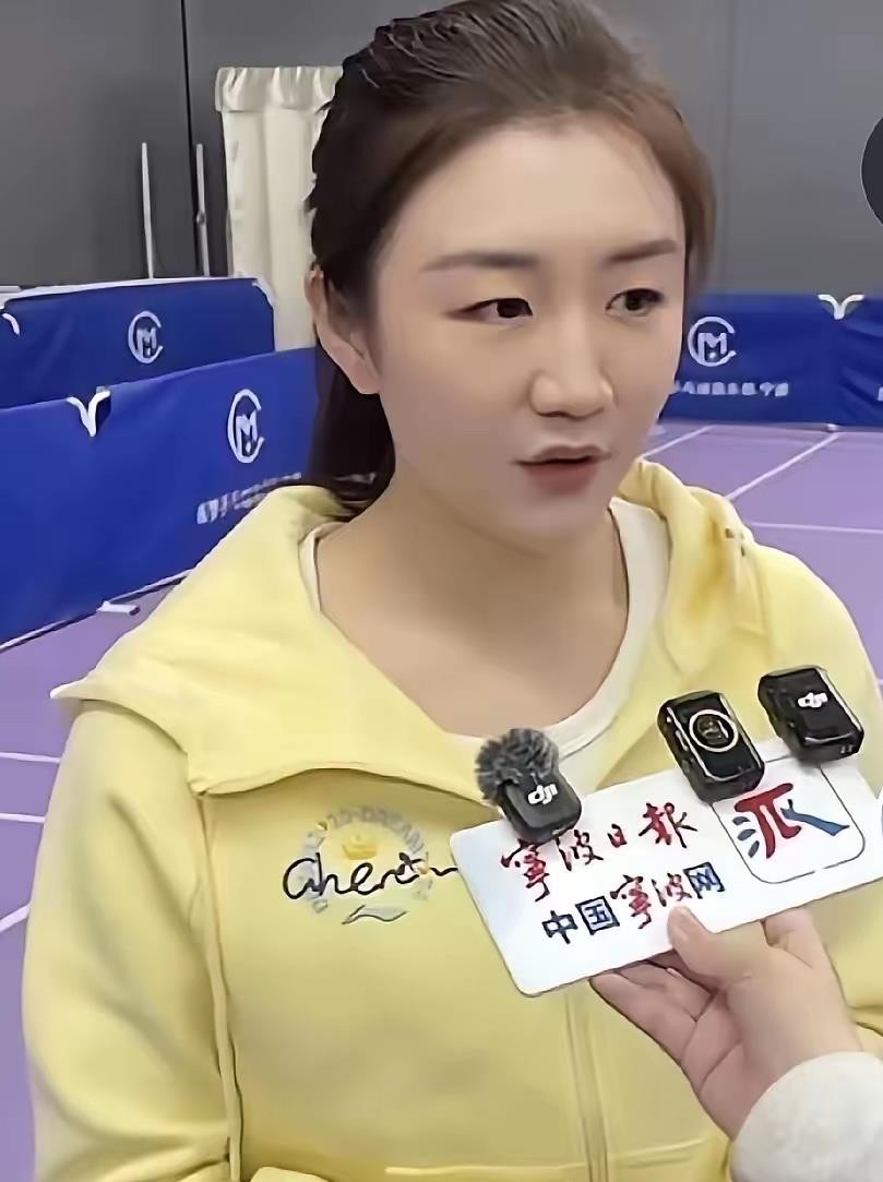 15岁的姜依依刚进国家一队，陈梦就把恩师陈彬请到了宁波的乒乓球俱乐部。...