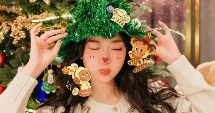 37岁毛晓彤晒圣诞美照，又萌又可爱，少女感爆棚宛如18岁