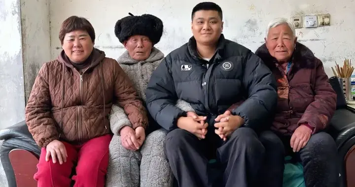 双胞胎哥哥朱进回顾2025年 原来养父是残疾人。为外婆买新衣服做饭