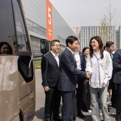 八八尚语：高清镜头下的郑丽文，穿衬衫与牛