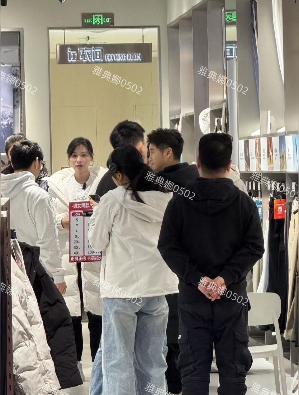 北京超级合生汇遇到田亮和叶一茜两口子了，虽然田亮已经46岁了但本人还是...