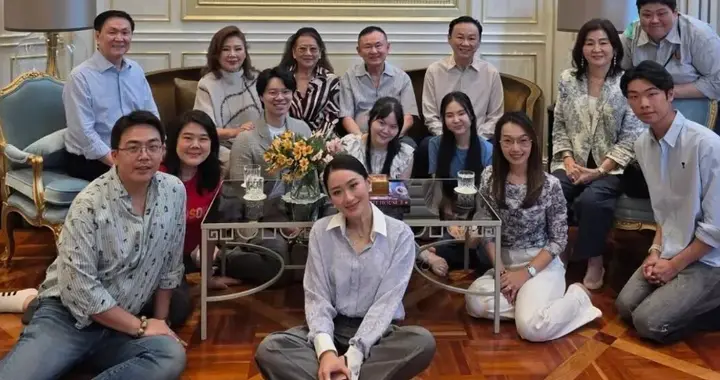 他信前妻朴乍曼：离婚18年不离家，教出两个厉害女儿，等着他回家