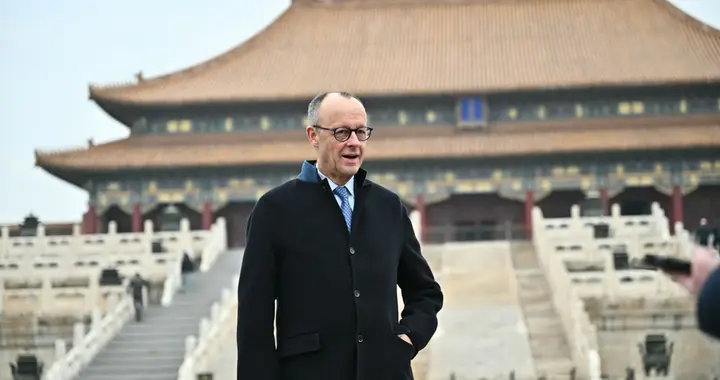 德国总理跟中国叫板，根本救不了自己，他被轰下台的结局已注定