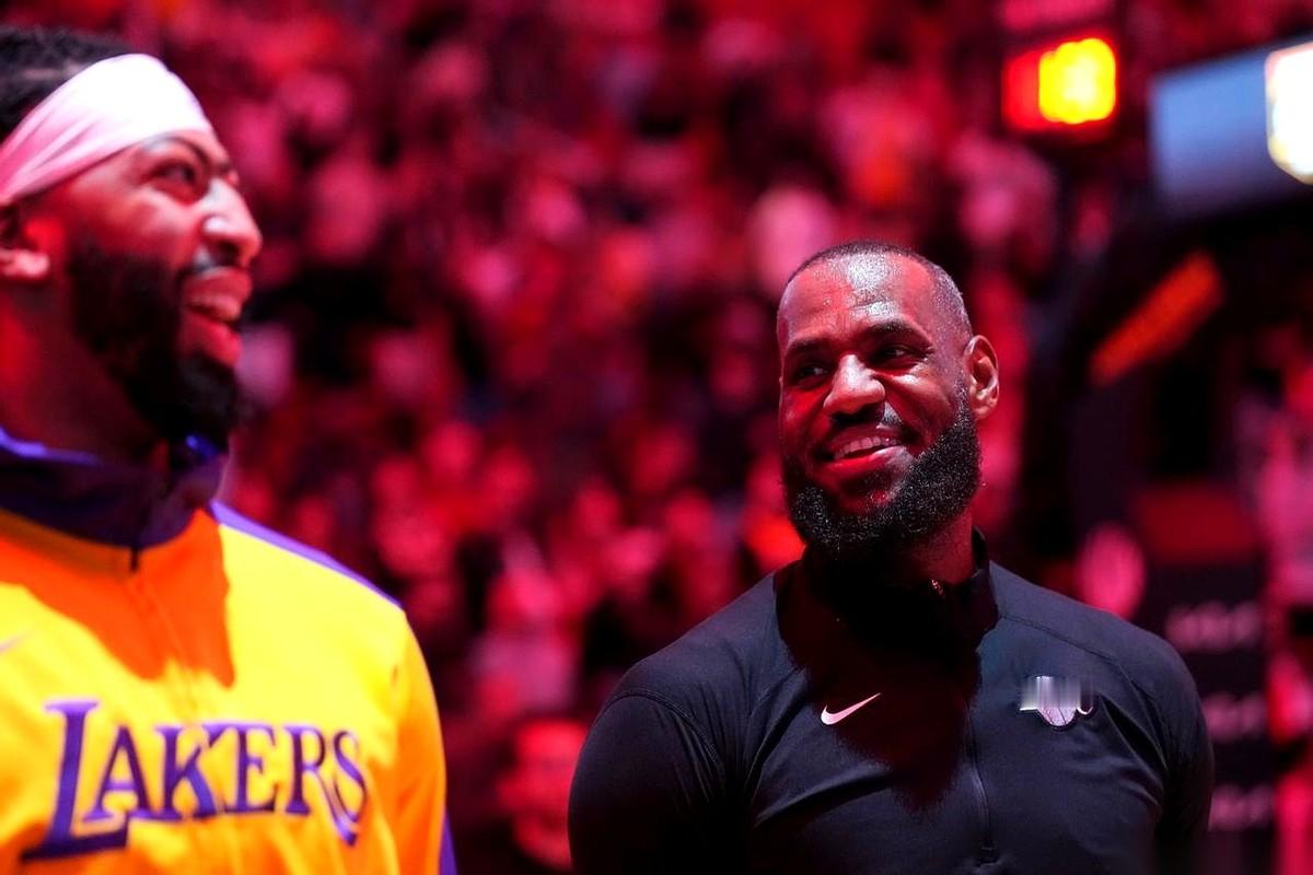 NBA休赛期的这出肥皂剧里，所有人都在盯着勒布朗·詹姆斯手里的那支笔。...