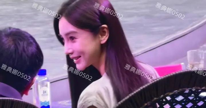 Angelababy就坐在前面什么感觉？ 本人真的好美但侧脸饺子下巴明显
