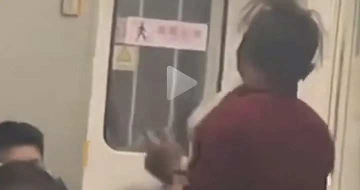 嚣张！列车上吸烟遭劝后挥拳，男子被带下车移交警方