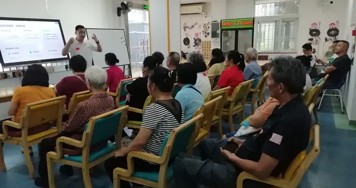 聆听中医养生讲座 感受科技理疗康养
