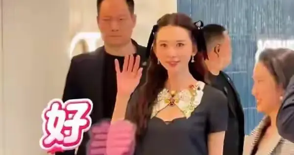 林志玲51岁状态封神！华伦天奴活动黑裙配蝴蝶结，优雅与俏皮共存