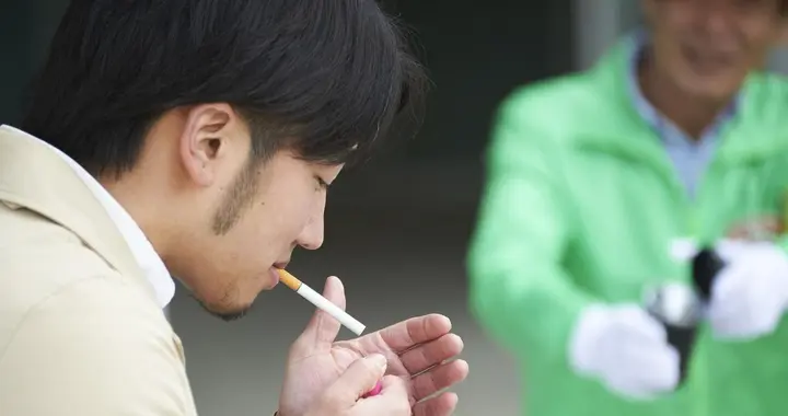 女子火车吸烟处指责烟民吸烟，怼脸拍乘客引发冲突，要求火车禁烟