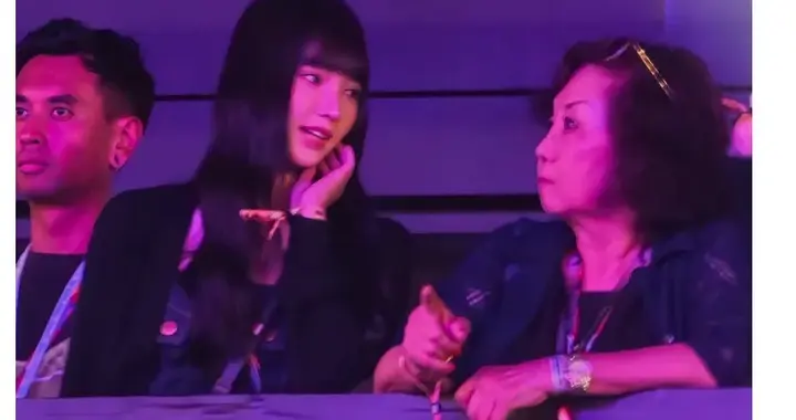 林俊杰F1演唱会，女友和妈妈现身，林妈妈看着不太愿意搭理七七
