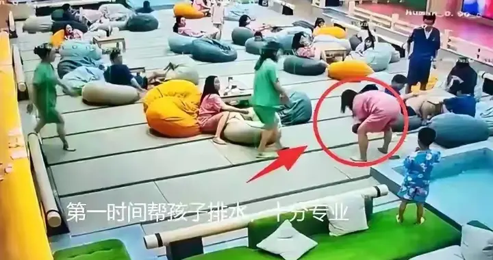 女子救落水孩童致手机报废后续：家长商家都不愿赔，网友怒了