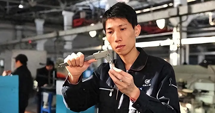 中国小伙立下大功，成功破解西方发动机绝密技术，国家奖励800万