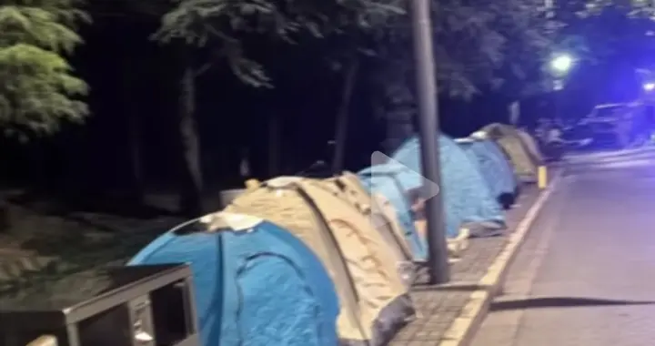 担心酒店涨价，有人随身携带着帐蓬露宿街头。当中苦衷谁懂？