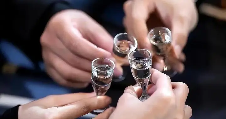 糖尿病一点酒都不能喝？医生怒斥：糖尿病喝酒，或许有这6个后果