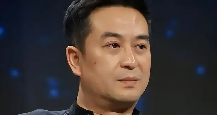 身家上亿没有用！55岁张嘉益患“不死癌症”，直不起腰，急速衰老