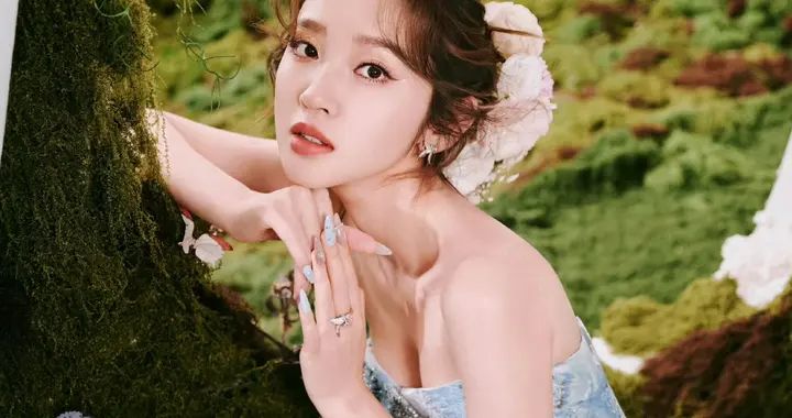 唐艺昕浅蓝抹胸连衣裙，小仙女的气质果然不一般