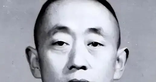 63军军长郑维山在街头巡查，发现俘虏中一军官很熟悉，他说：站住