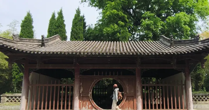 陕南宝藏小城！人来人往的国道边，竟埋着与关羽齐名的三国英雄