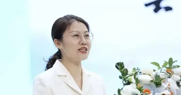 她是本地人，人挺漂亮，官位也节节攀升，却中途翻车，可惜！