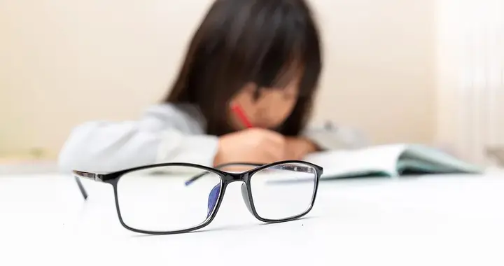 减少教学过程中电子产品使用时长！三部门部署防控儿童青少年高度近视