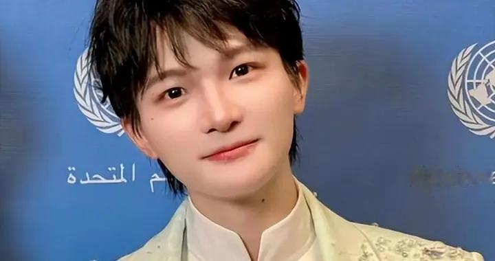 造型被骂“不男不女” 热搜不断的周深，到底戳破了谁的审美偏见？