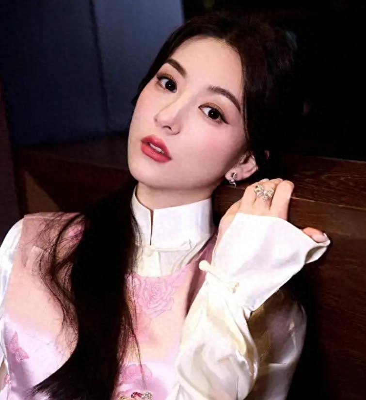 方媛带俩女儿香港逛街！穿一身高奢却难掩土气，身材五五分没气质